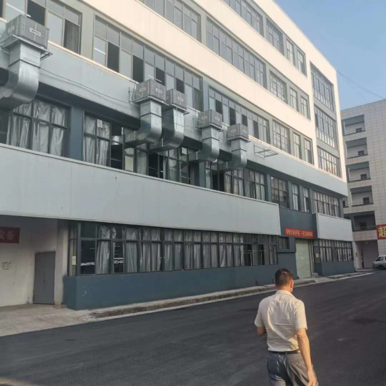 מצנני אוויר על חזית מבנה, תעלות פח נכנסות לחלונות